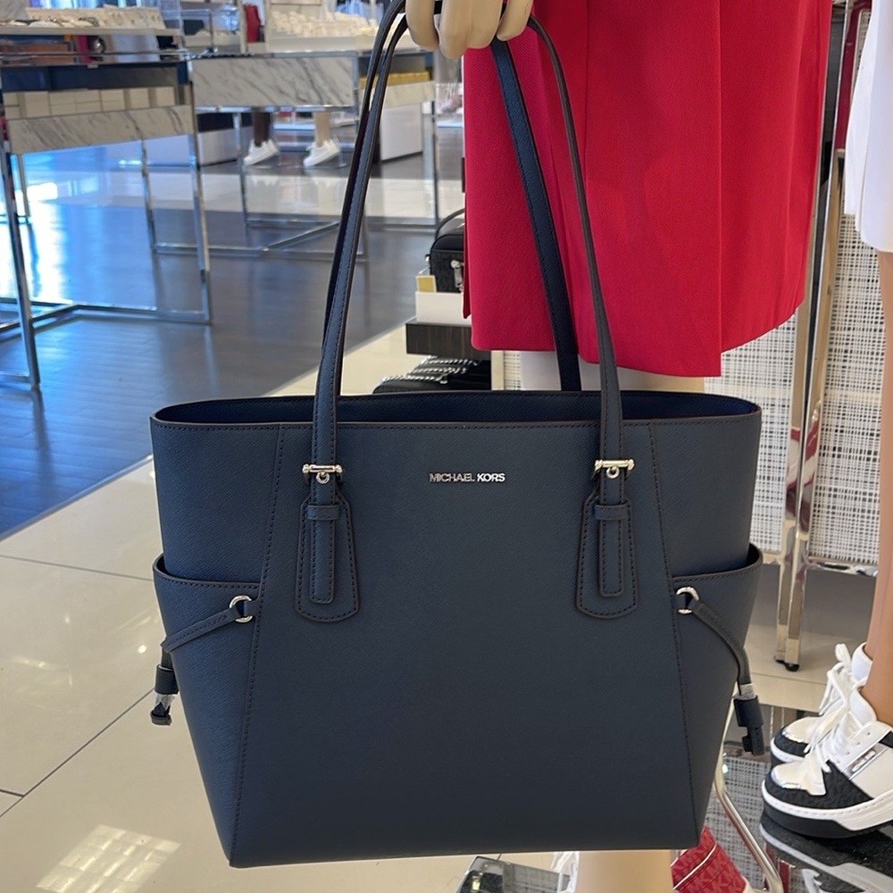 Michael Kors Voyager Large Saffiano Leather Tote Bag
Navy
NWT - Picture 6 of 16